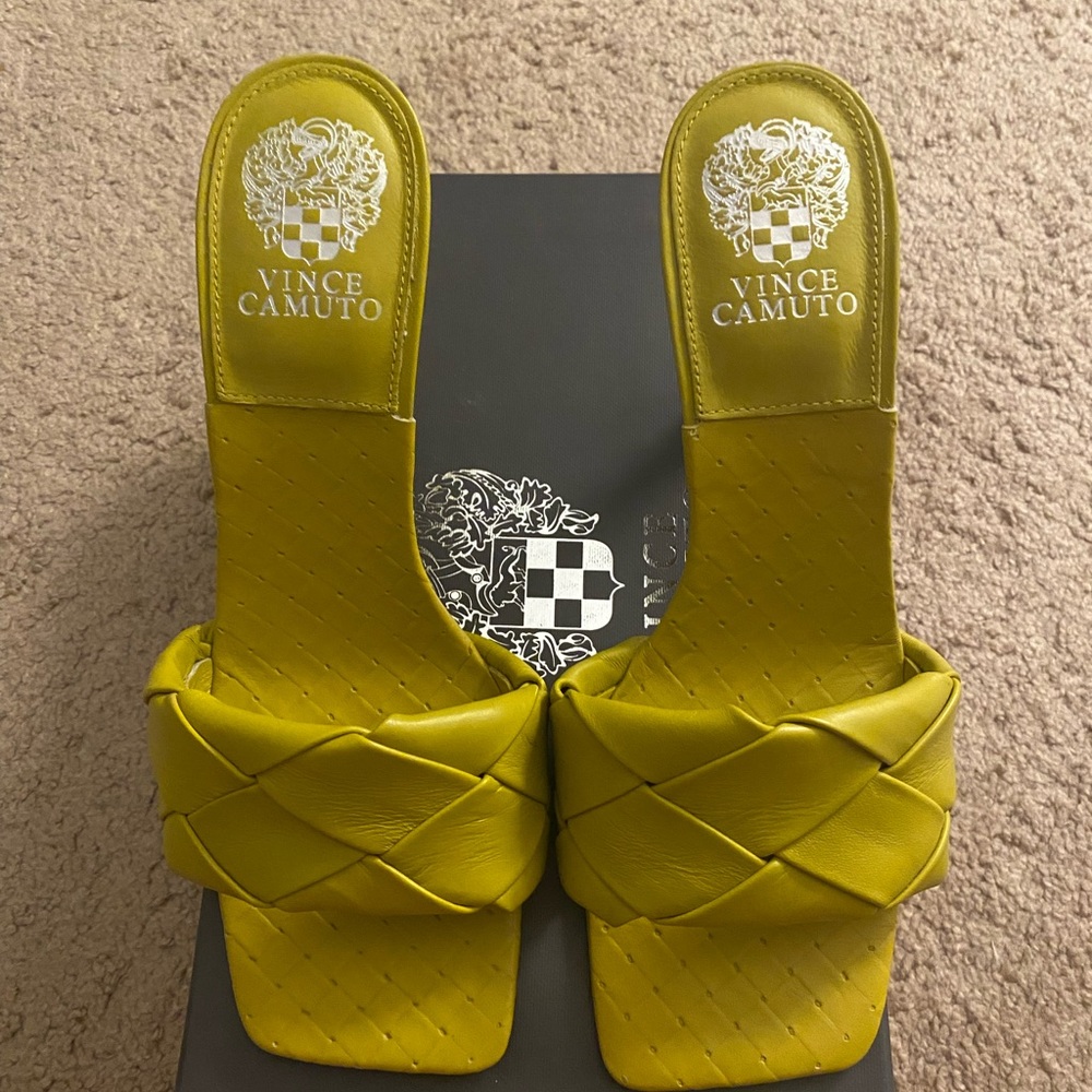 Brand New Never Worn Vince Camuto Brelanie Mules